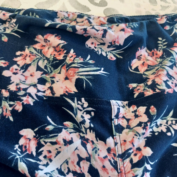 AW1 - floral capri leggings, size L