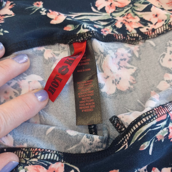 AW1 - floral capri leggings, size L